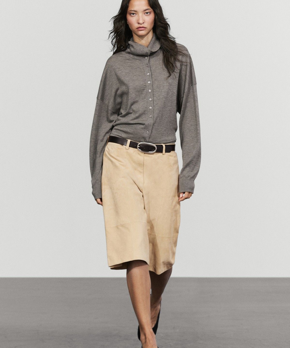 마시모두띠(MASSIMO DUTTI) 롱 스웨이드 가죽 버뮤다 팬츠
