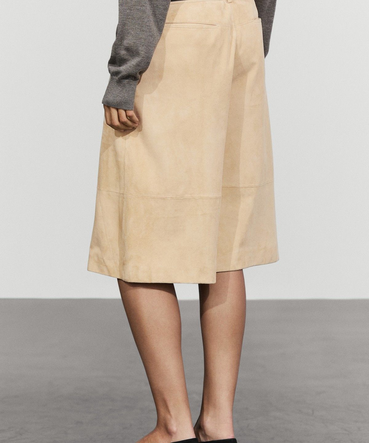 마시모두띠(MASSIMO DUTTI) 롱 스웨이드 가죽 버뮤다 팬츠