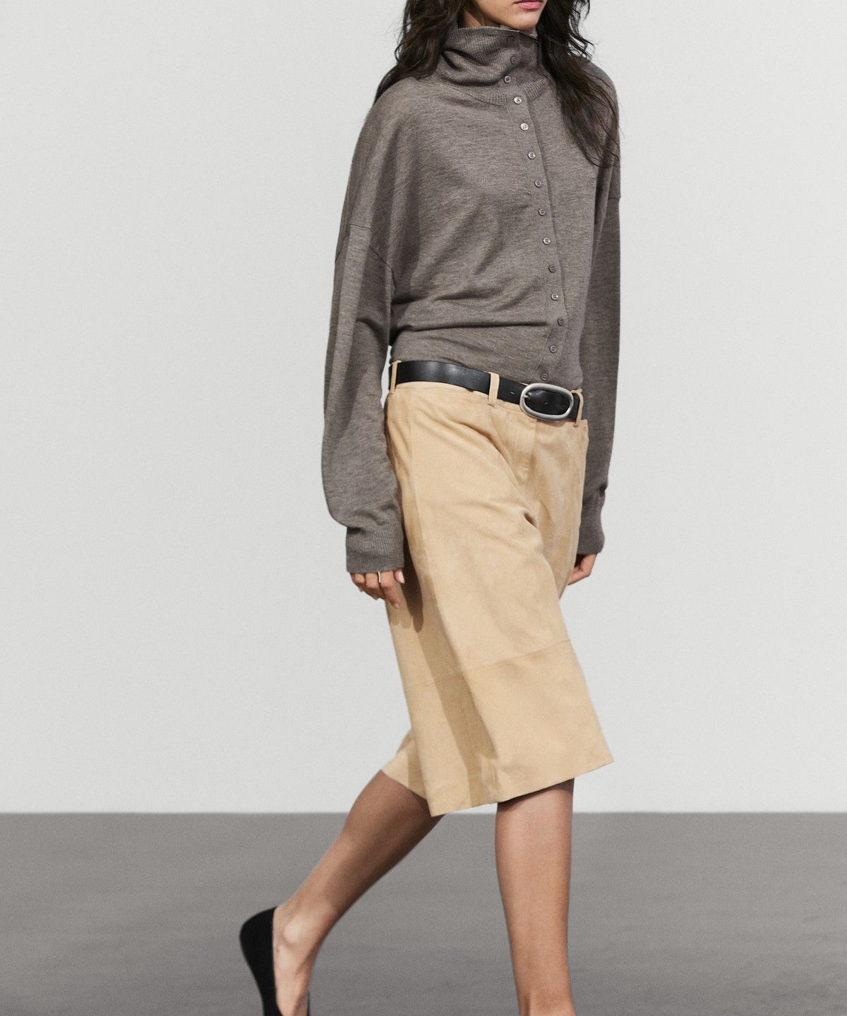 마시모두띠(MASSIMO DUTTI) 롱 스웨이드 가죽 버뮤다 팬츠