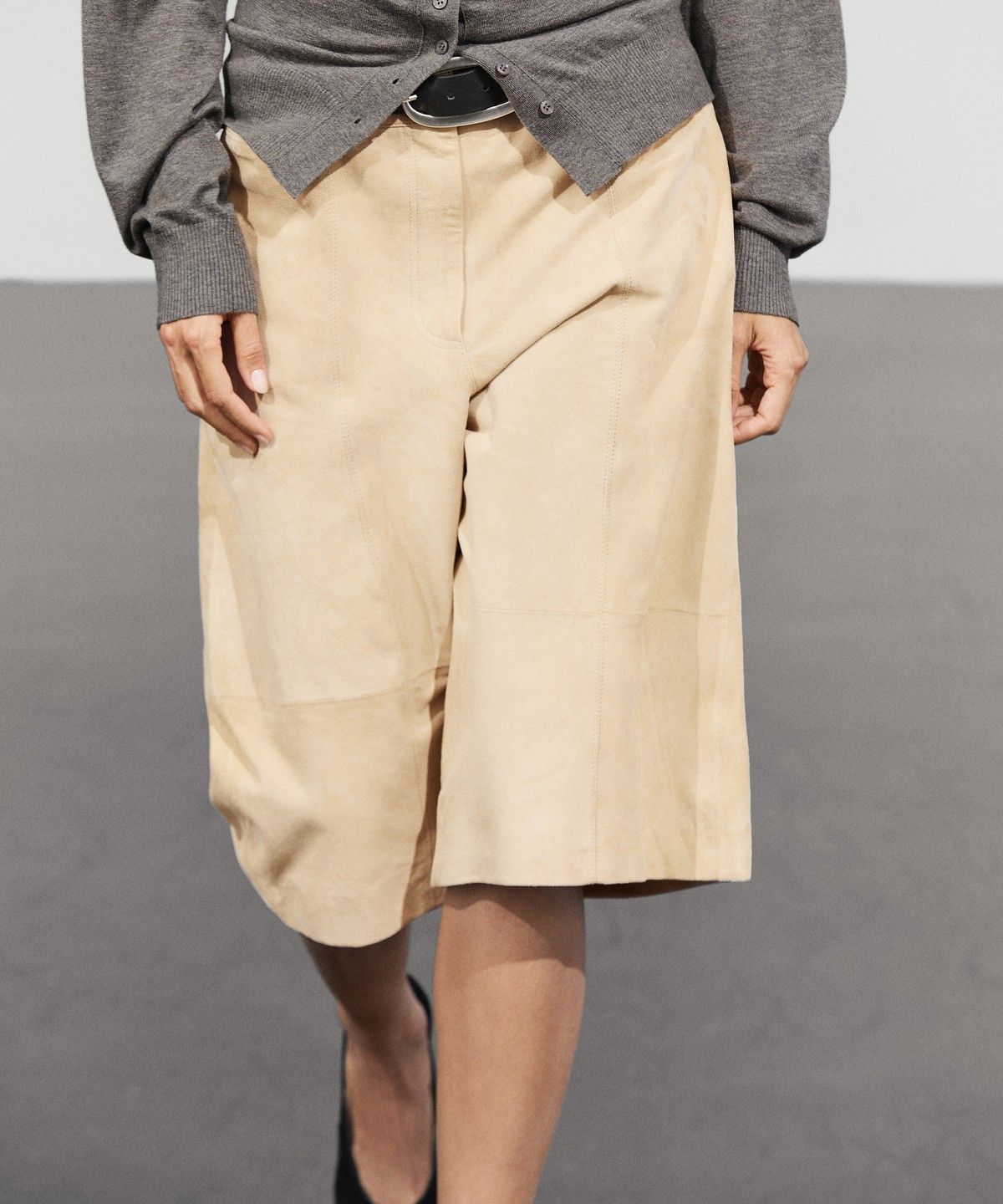 마시모두띠(MASSIMO DUTTI) 롱 스웨이드 가죽 버뮤다 팬츠