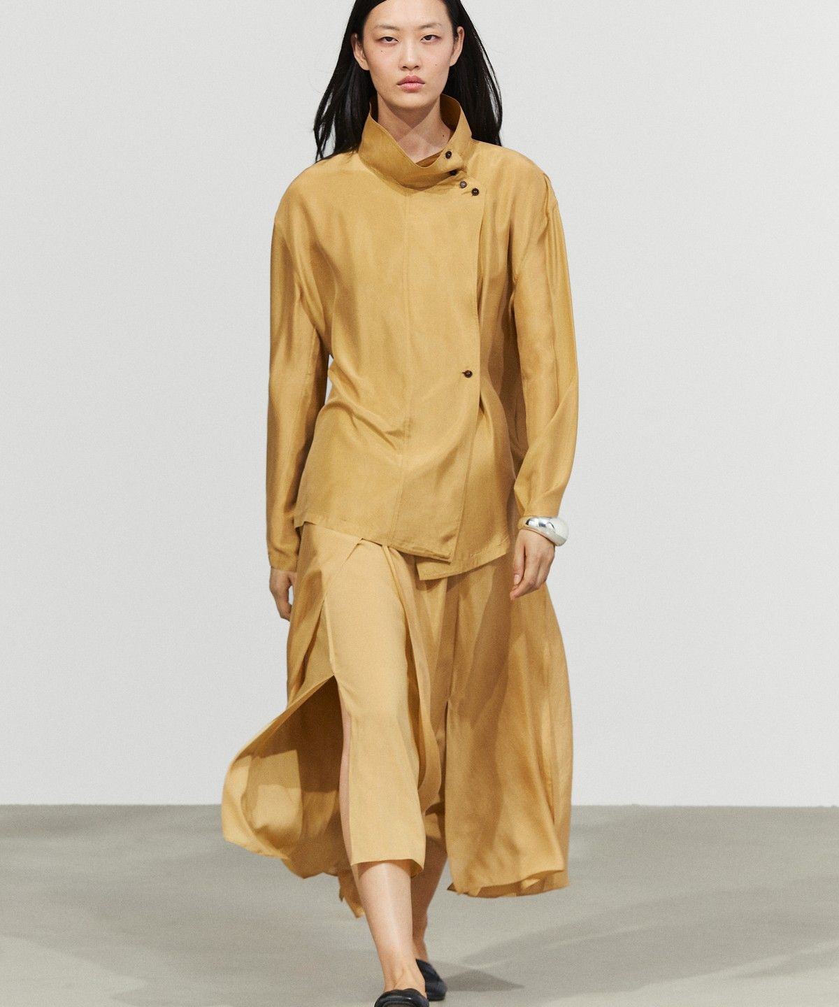 마시모두띠(MASSIMO DUTTI) 100% 실크 하이넥 크로스 셔츠