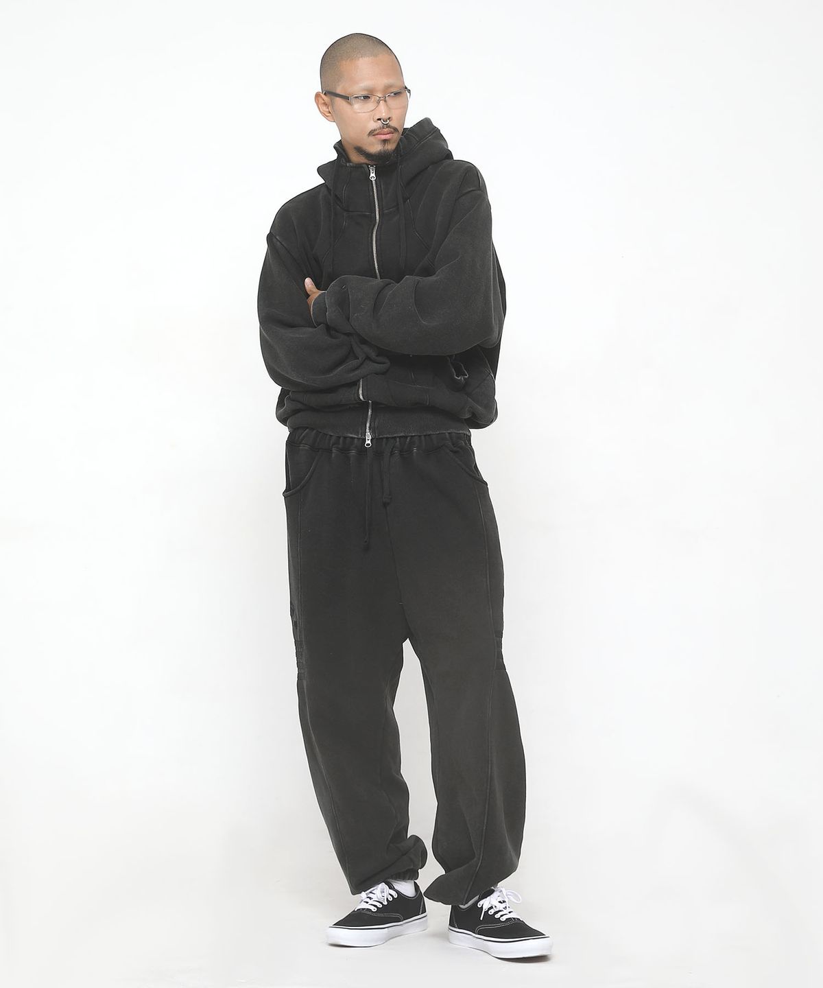 쿠테나이 케이브(KUTENAI CAVE) Suture zip-up hoodie