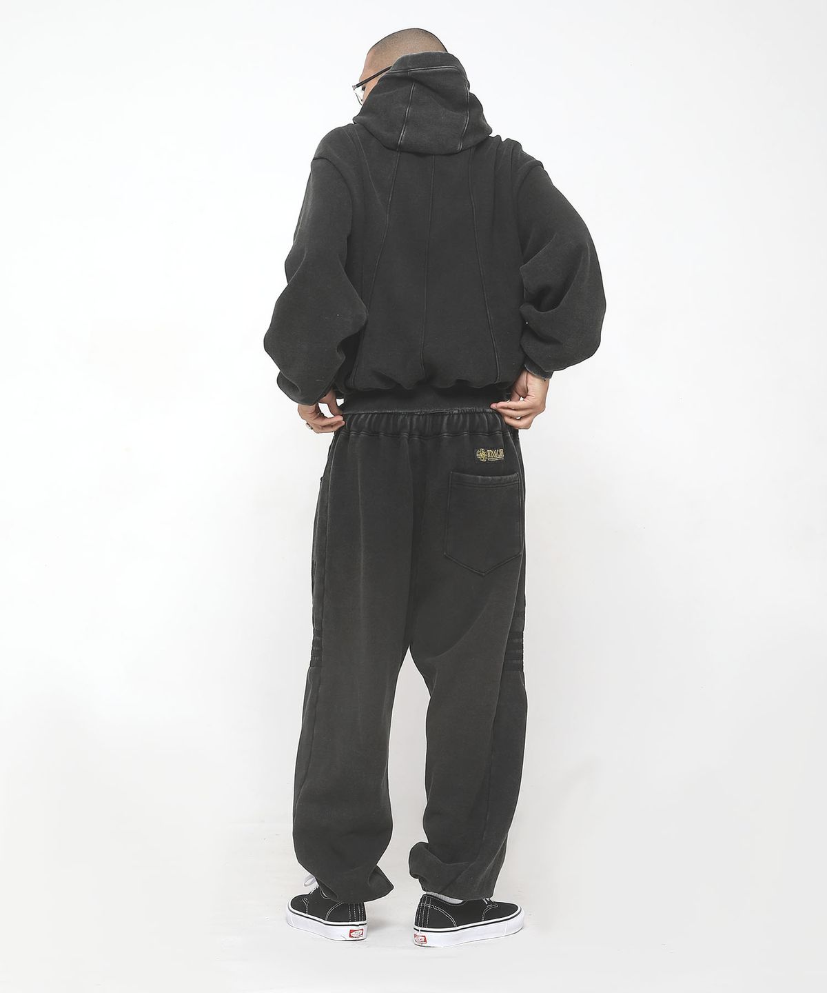 쿠테나이 케이브(KUTENAI CAVE) Suture zip-up hoodie