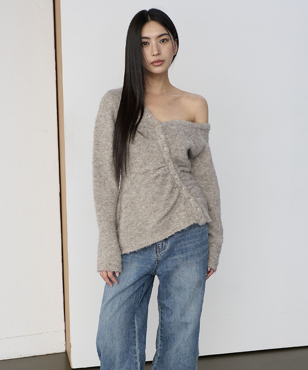 로맨티누어(ROMANTINUER) 오프숄더 버튼 부클 니트 가디건 (오트밀)