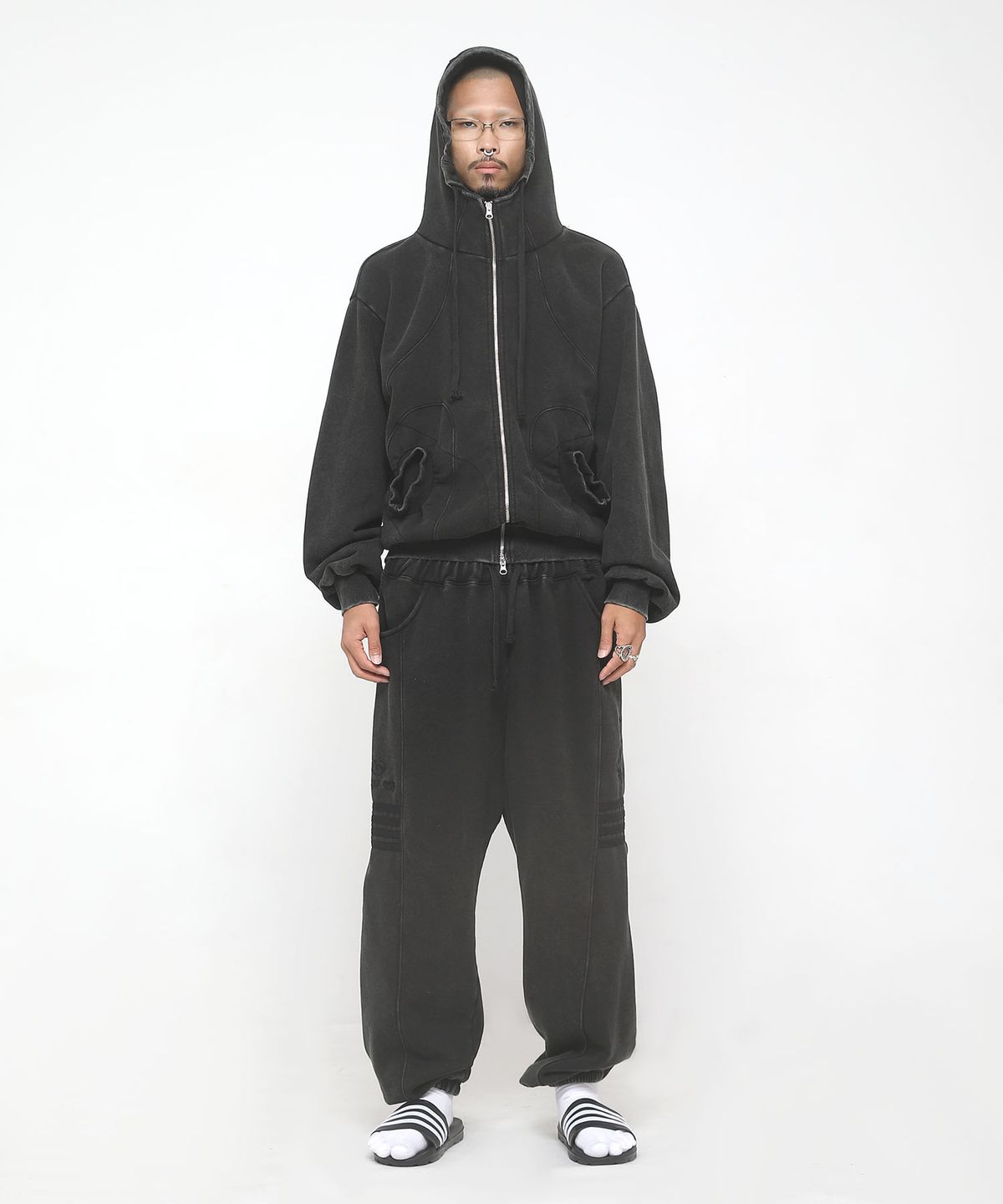 쿠테나이 케이브(KUTENAI CAVE) Suture sweatpants