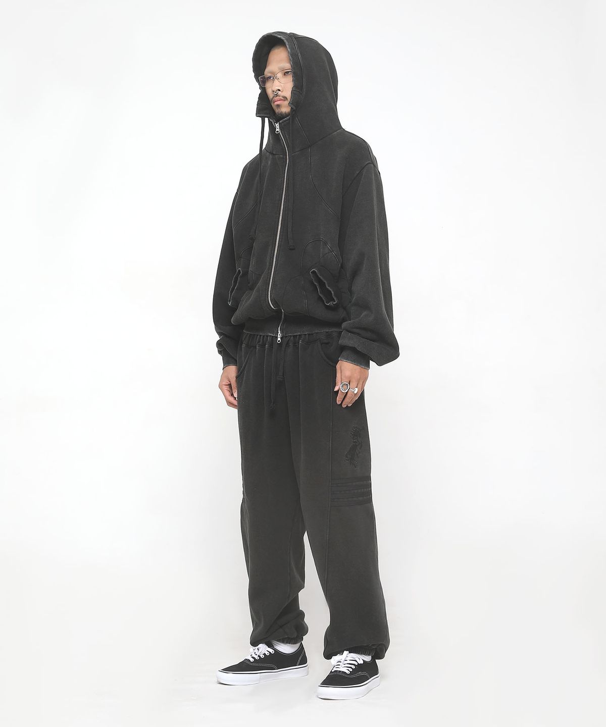 쿠테나이 케이브(KUTENAI CAVE) Suture sweatpants