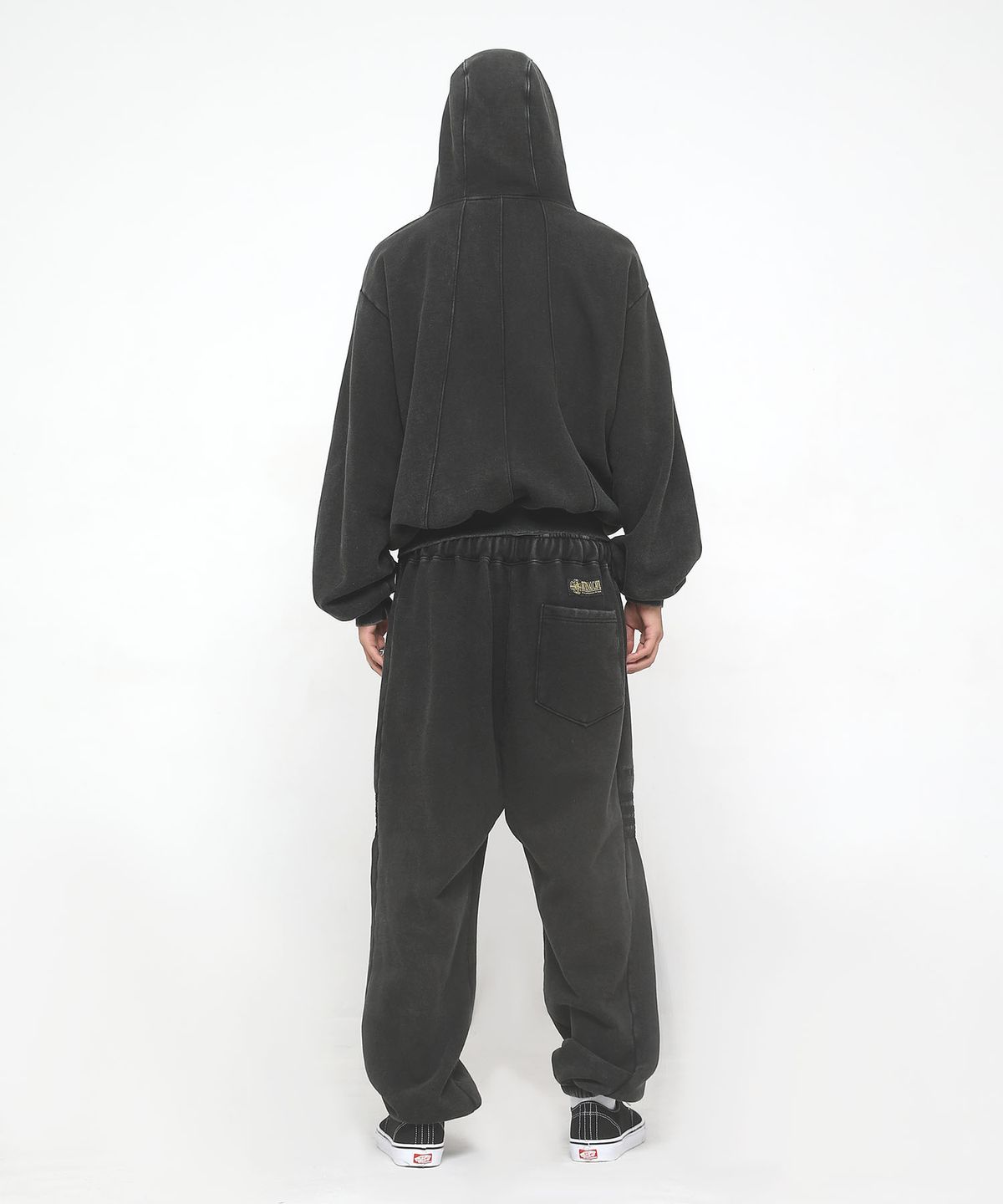 쿠테나이 케이브(KUTENAI CAVE) Suture sweatpants