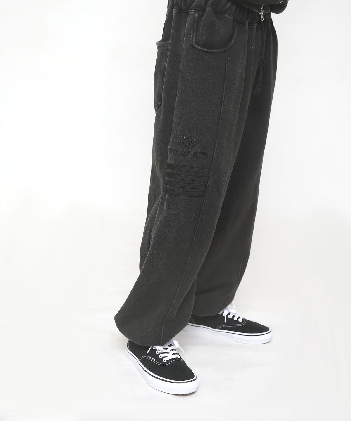 쿠테나이 케이브(KUTENAI CAVE) Suture sweatpants