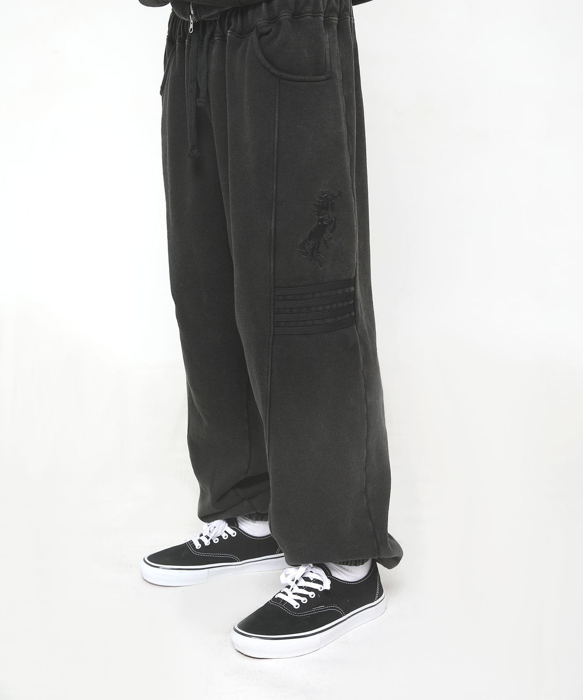 쿠테나이 케이브(KUTENAI CAVE) Suture sweatpants