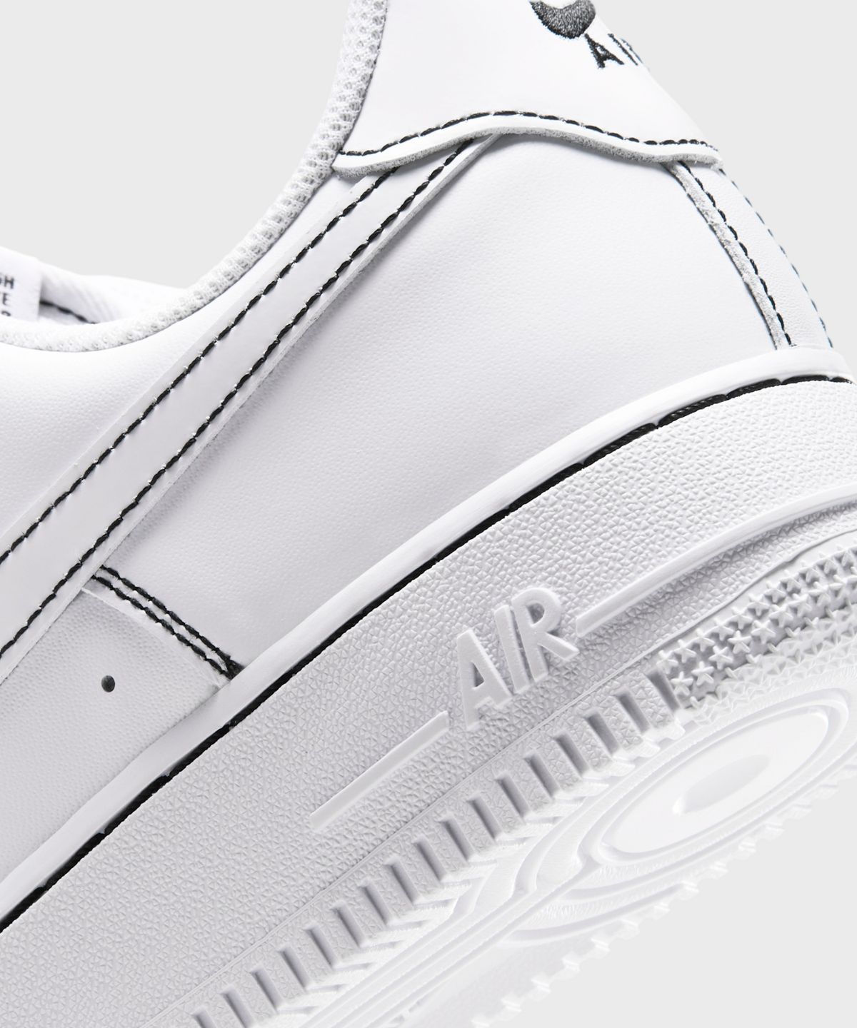 나이키(NIKE) 에어 포스 1 07 에센셜+ W - 화이트:블랙:메탈릭 실버:화이트 / IR2419-100