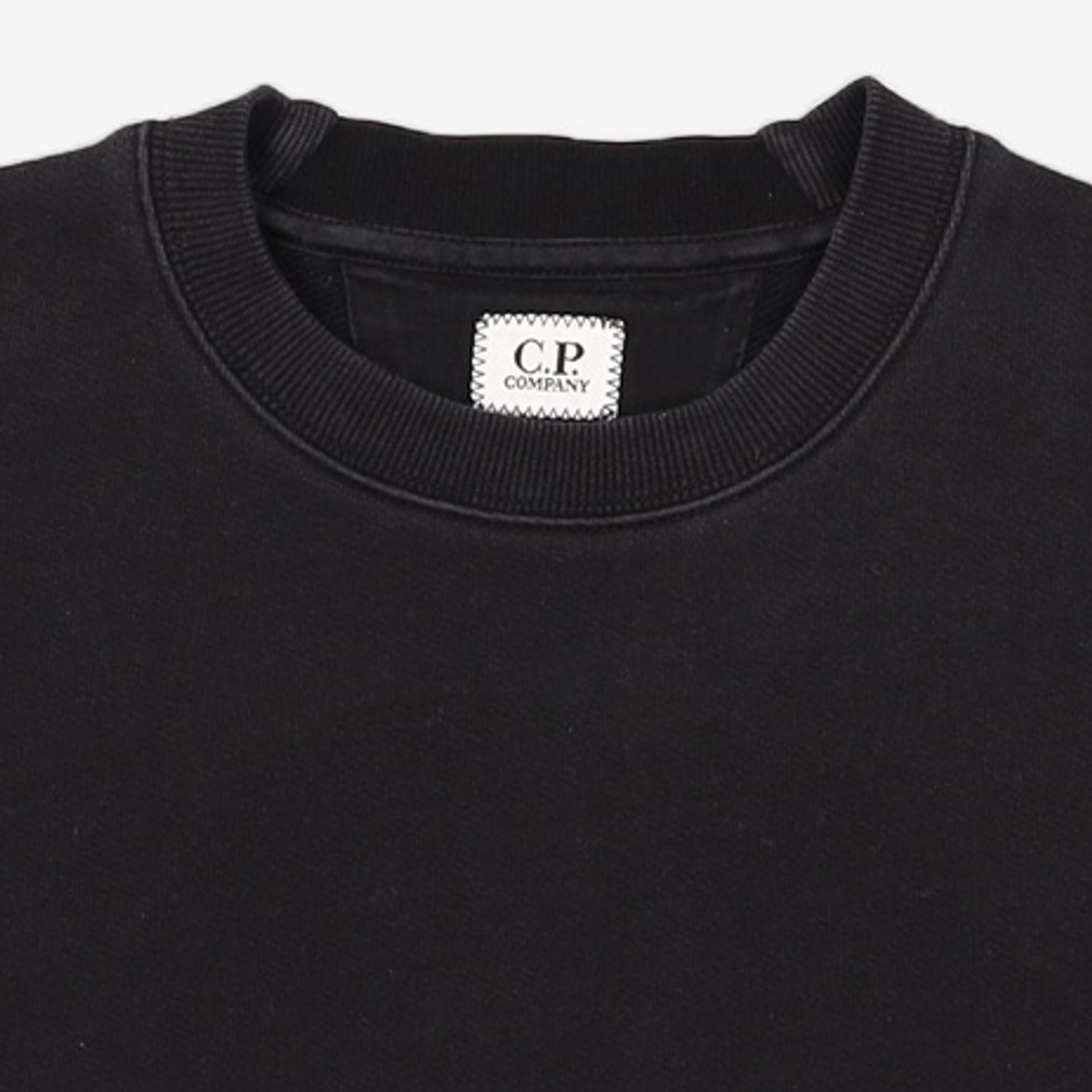 씨피 컴퍼니(CP Company) 다이고날 레이즈드 플리스 맨투맨 - 블랙 / 11CMSS055A005086W999 S