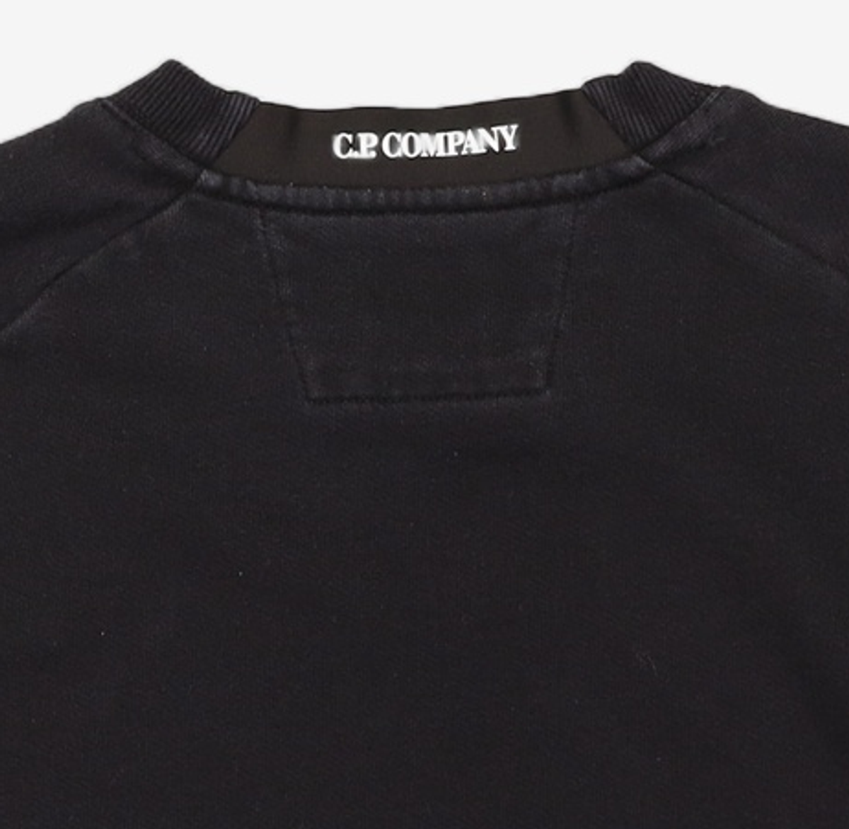 씨피 컴퍼니(CP Company) 다이고날 레이즈드 플리스 맨투맨 - 블랙 / 11CMSS055A005086W999 S