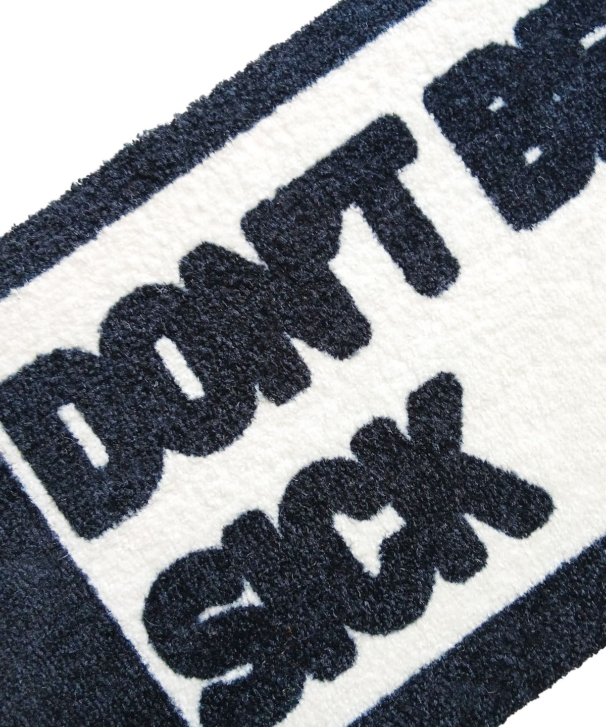 민투해픈해즈컴(MEANT TO HAPPEN HAS COME) DON’T BE SICK BLACK RUG 디자인 러그