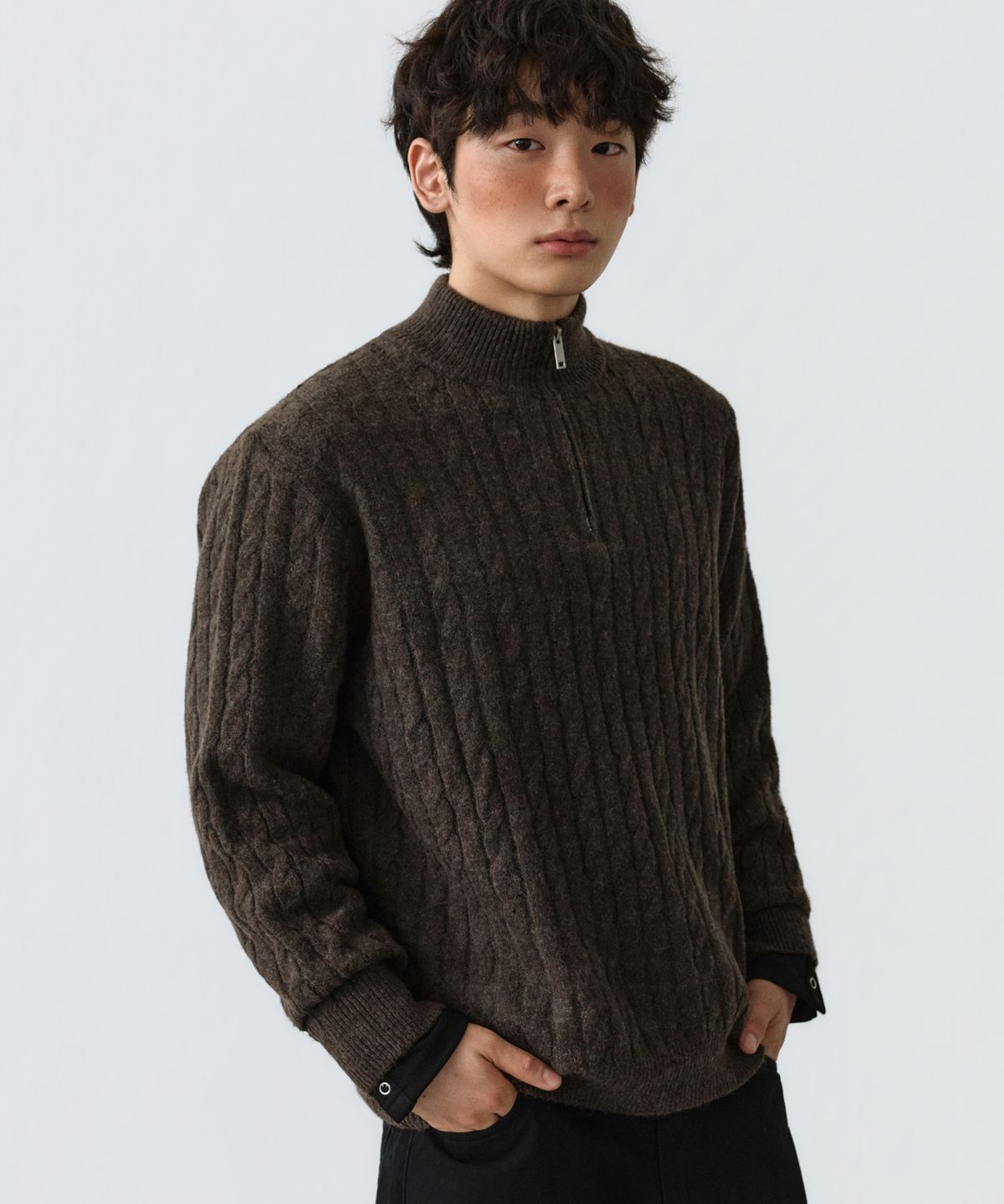 엘엑스티(LXT) 케이블 하이넥 크롭 하프 집업 니트 [브라운]