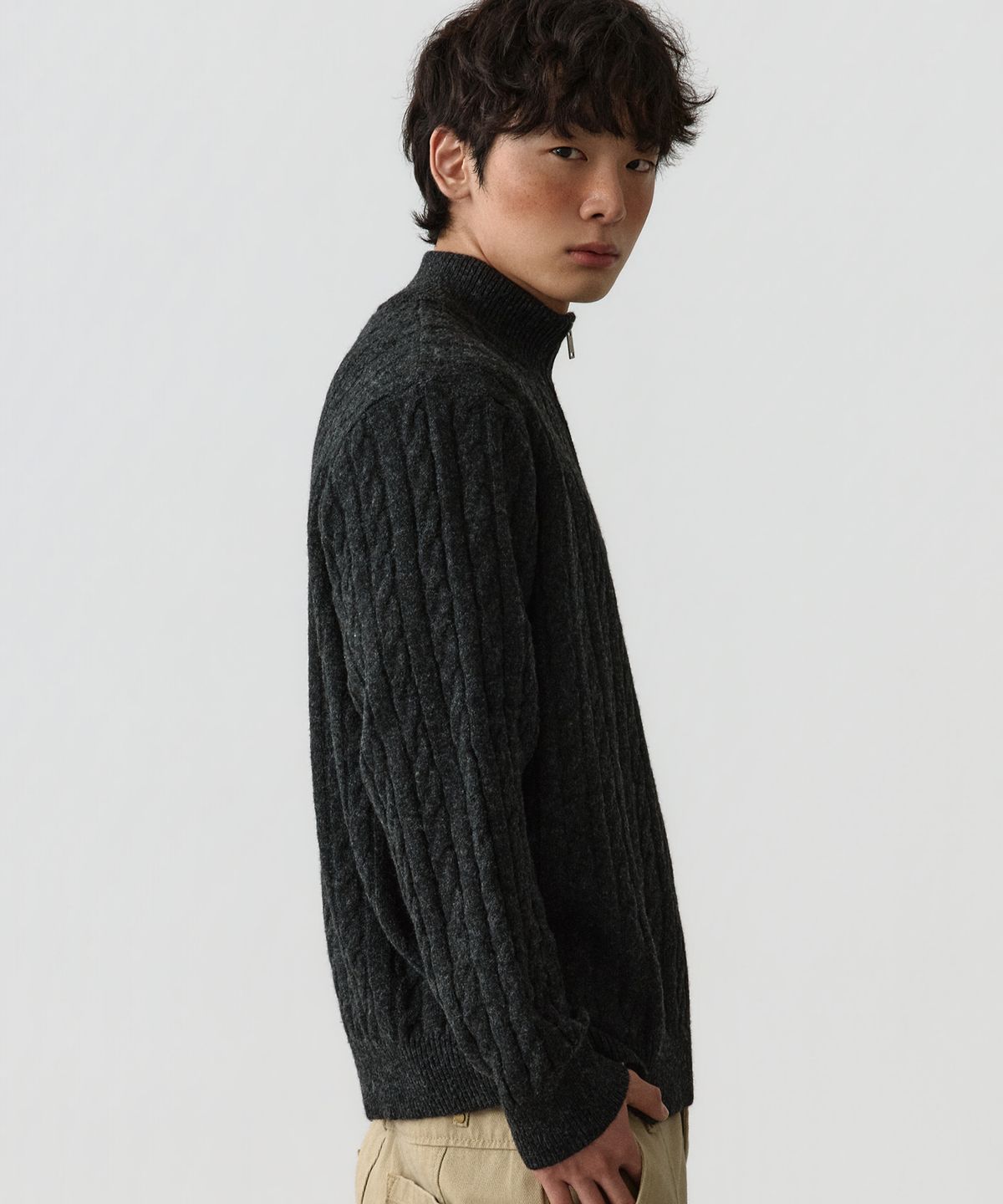 엘엑스티(LXT) 케이블 하이넥 크롭 하프 집업 니트 [차콜]