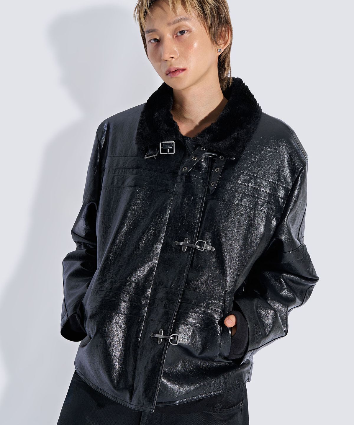 피치블랙(PITCHBLACK) LEATHER HOOK-DETAIL FUR MUSTANG JACKET (BLACK)
