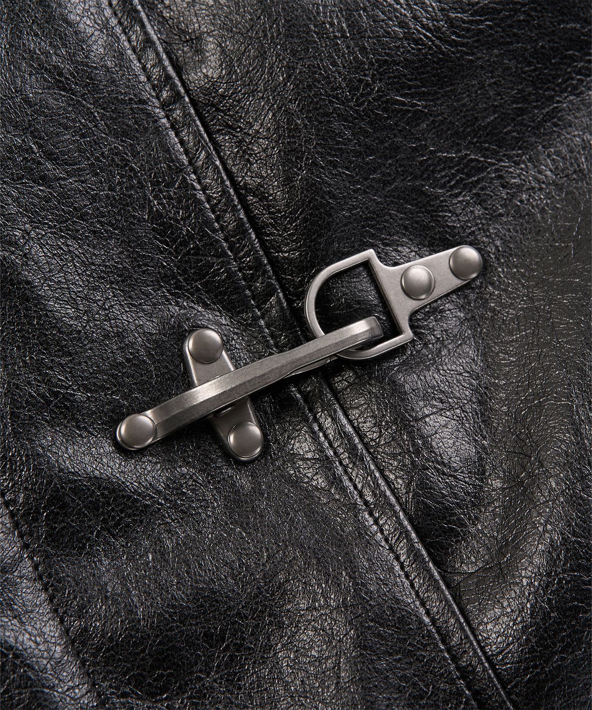 피치블랙(PITCHBLACK) LEATHER HOOK-DETAIL FUR MUSTANG JACKET (BLACK)