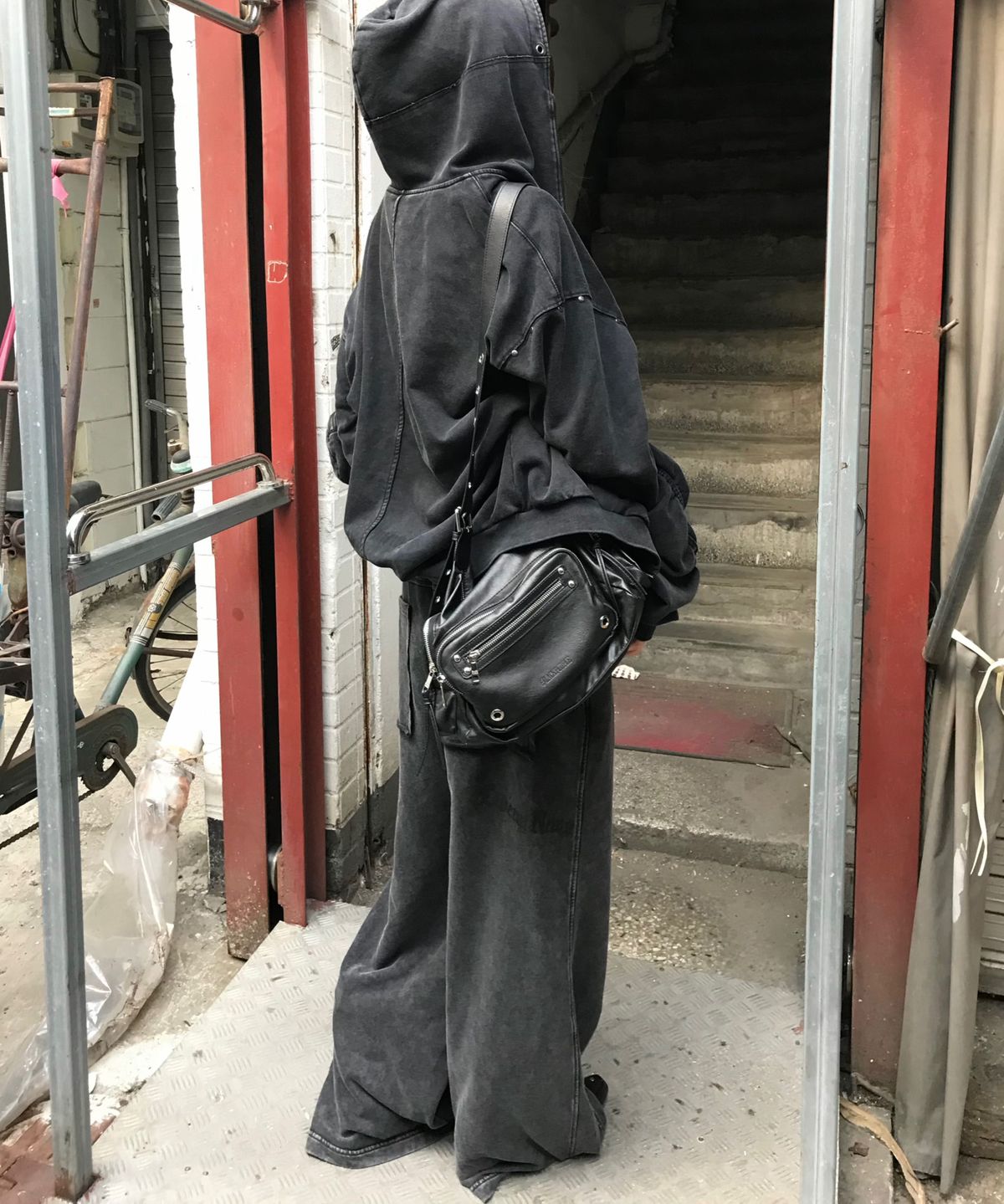 리버뉴스(LIBERALNEWS) MULTI- STRAP WIDE SWEATPANTS_GRAY