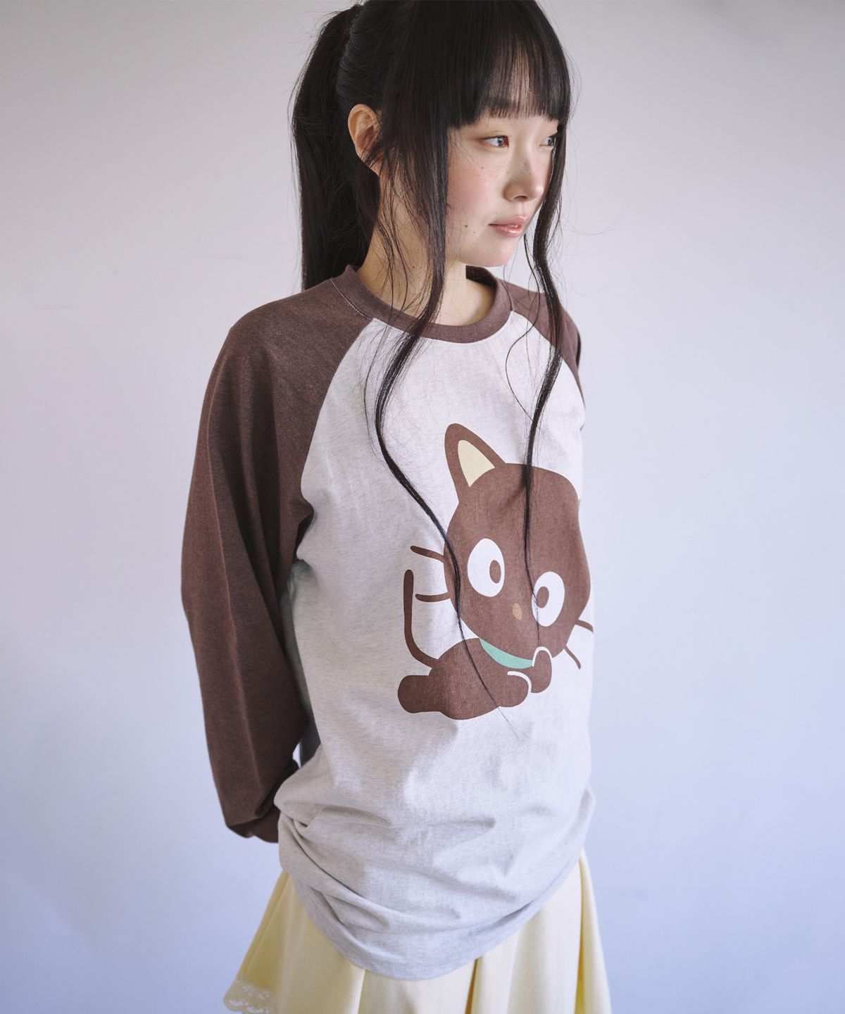 잇자바이브(ITZAVIBE) CHOCOCAT RAGLAN T SHIRT - BROWN