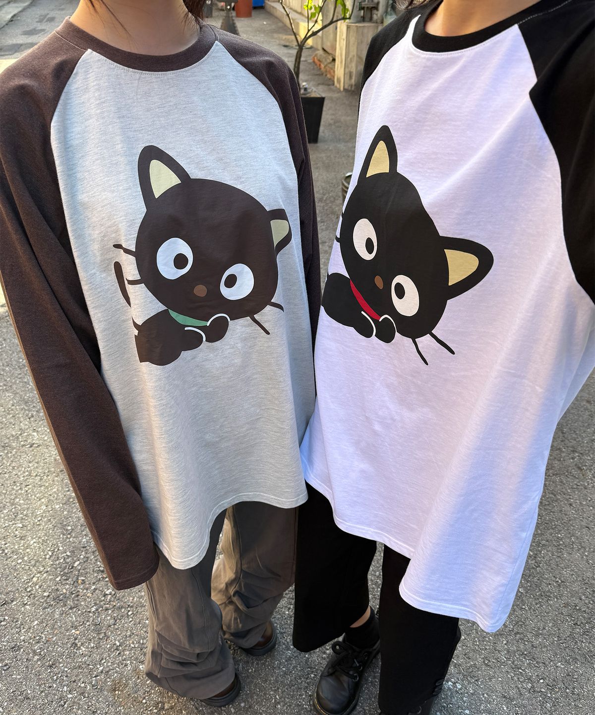 잇자바이브(ITZAVIBE) CHOCOCAT RAGLAN T SHIRT - BROWN