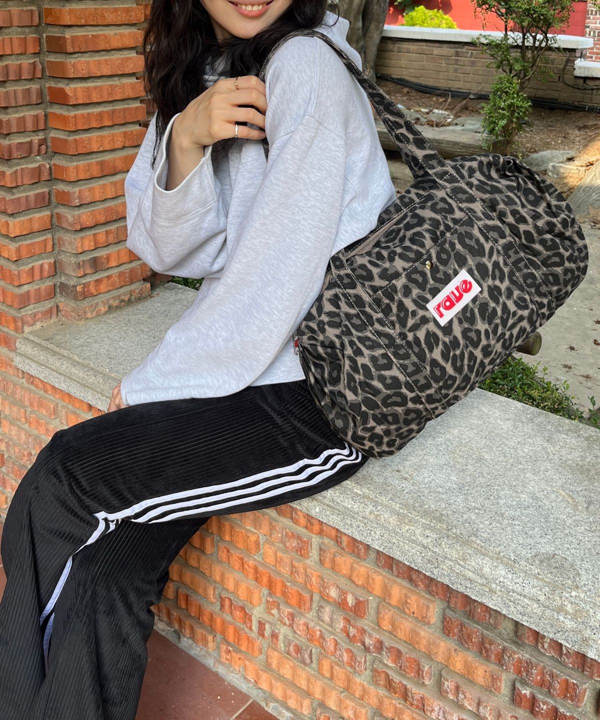 러브레이브리브(LOVERAVELIVE) 럽레리 레오파드 써클 숄더백 (grey)