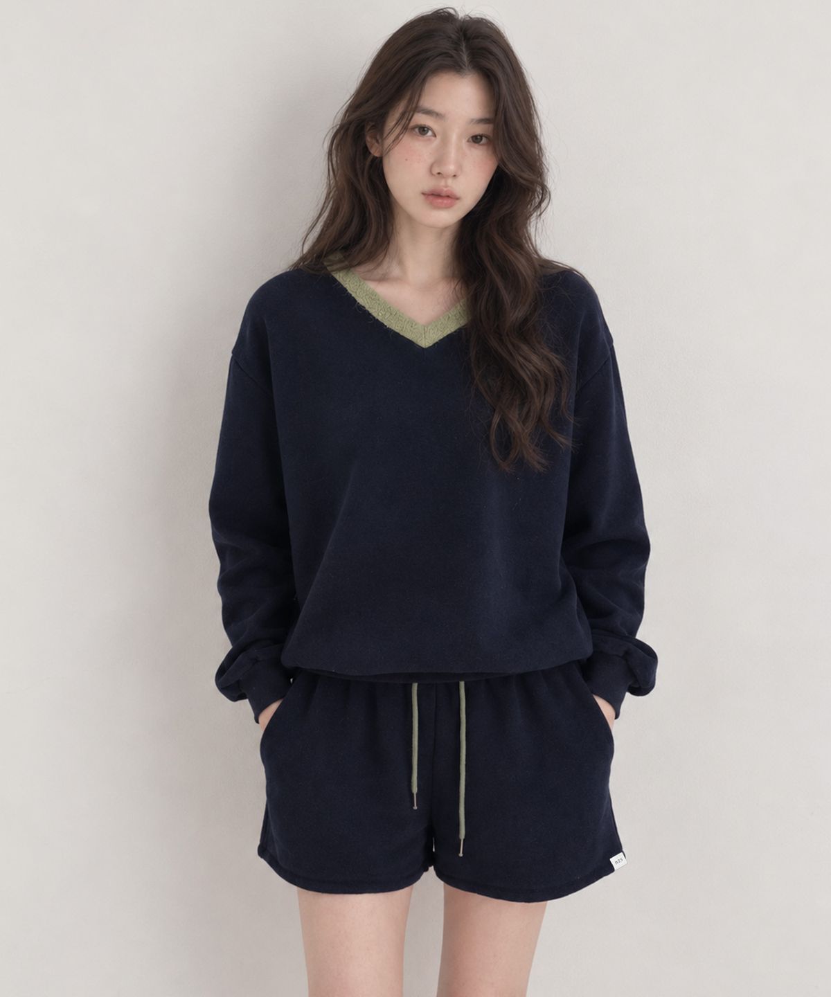 넌즈시(NUNZSI) 컬러 블록 브이넥 기모 맨투맨 네이비
