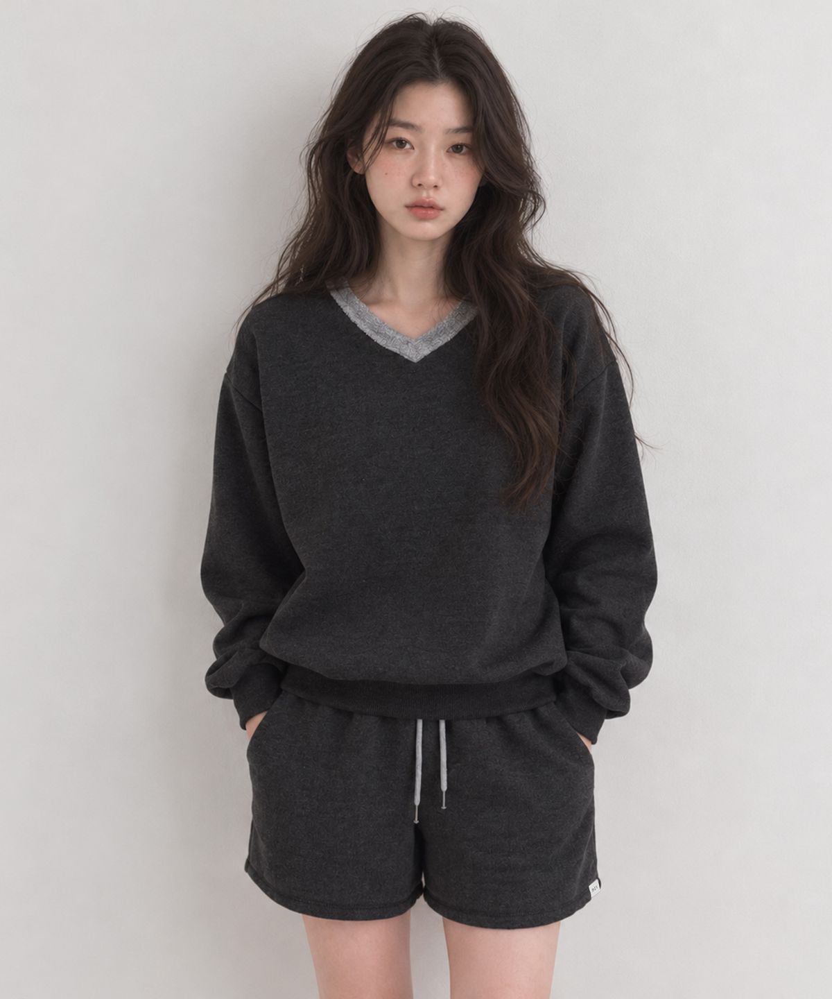 넌즈시(NUNZSI) 컬러 블록 브이넥 기모 맨투맨 차콜