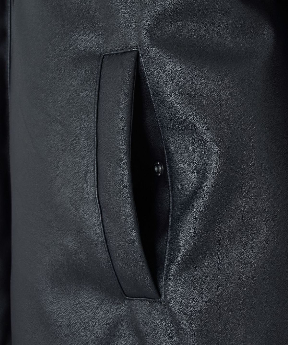 엠엘비(MLB) 여성 빈티지 페이크 레더 크롭패딩 NY (Black)