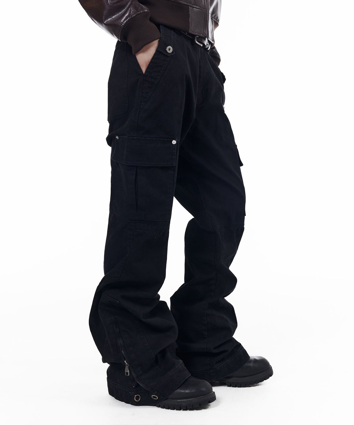 아캄(AAKAM) Washed Flare Cargo Pants (Black)