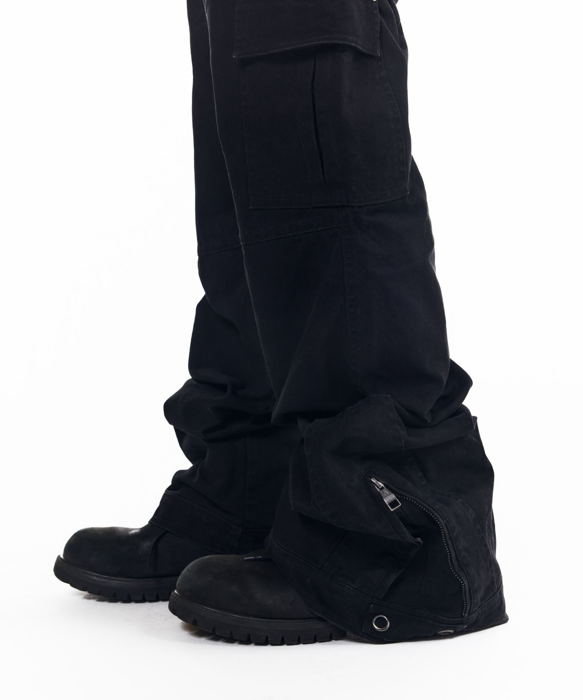 아캄(AAKAM) Washed Flare Cargo Pants (Black)