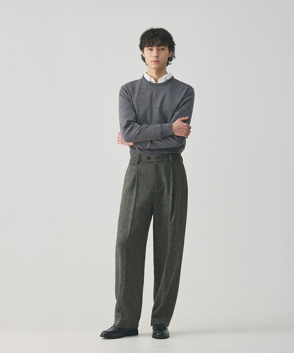 건지 울른스(Guernsey Woollens) [건지울른스X아브라함문] 헤링본 울 클래식 트라우저 - 웜 그레이