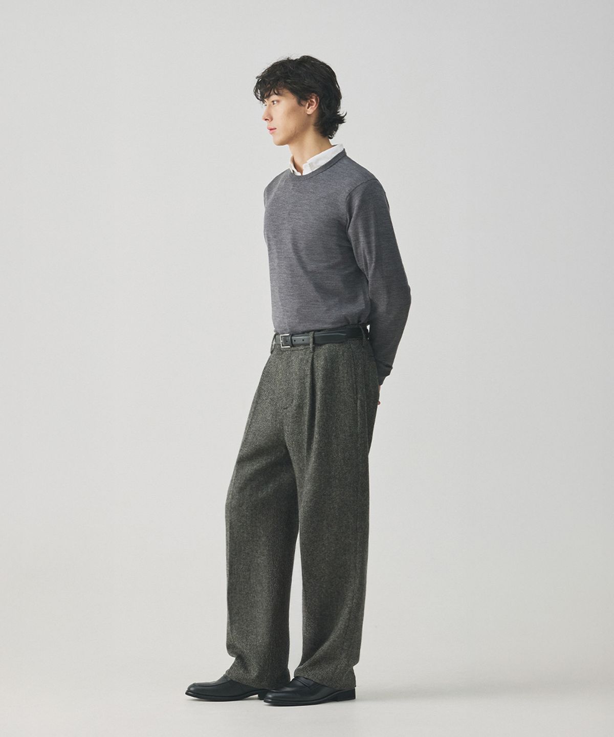 건지 울른스(Guernsey Woollens) [건지울른스X아브라함문] 헤링본 울 클래식 트라우저 - 웜 그레이