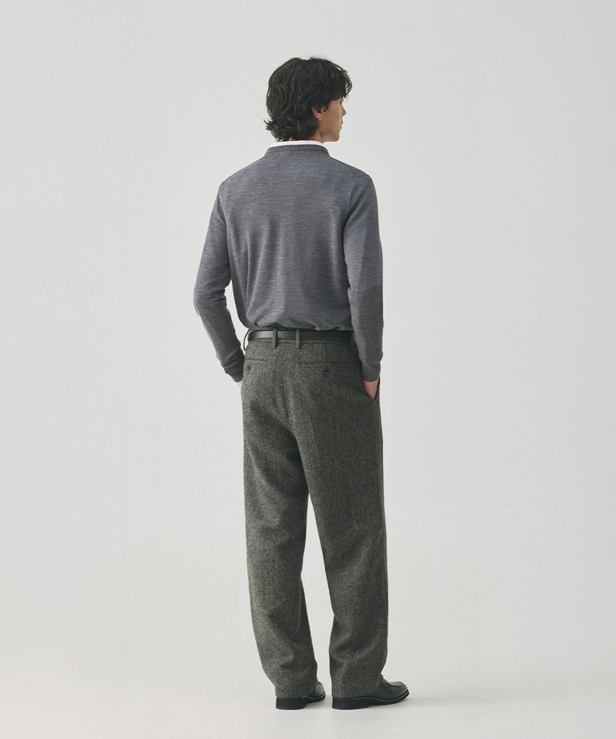 건지 울른스(Guernsey Woollens) [건지울른스X아브라함문] 헤링본 울 클래식 트라우저 - 웜 그레이
