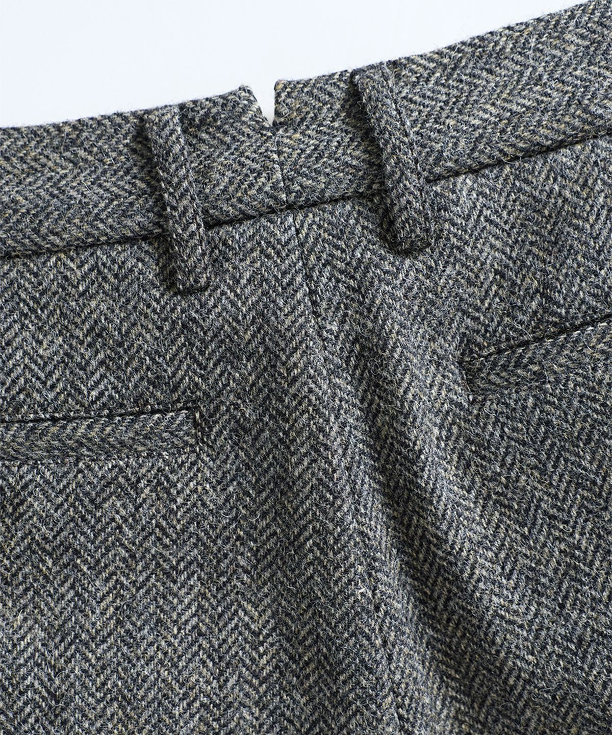 건지 울른스(Guernsey Woollens) [건지울른스X아브라함문] 헤링본 울 클래식 트라우저 - 웜 그레이