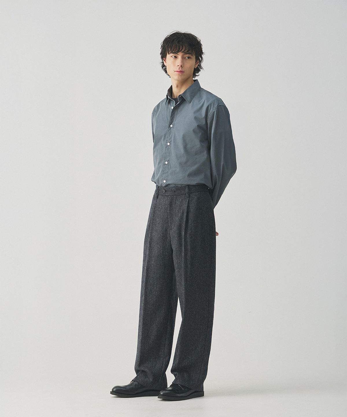 건지 울른스(Guernsey Woollens) [건지울른스X아브라함문] 헤링본 울 클래식 트라우저 - 차콜 네이비