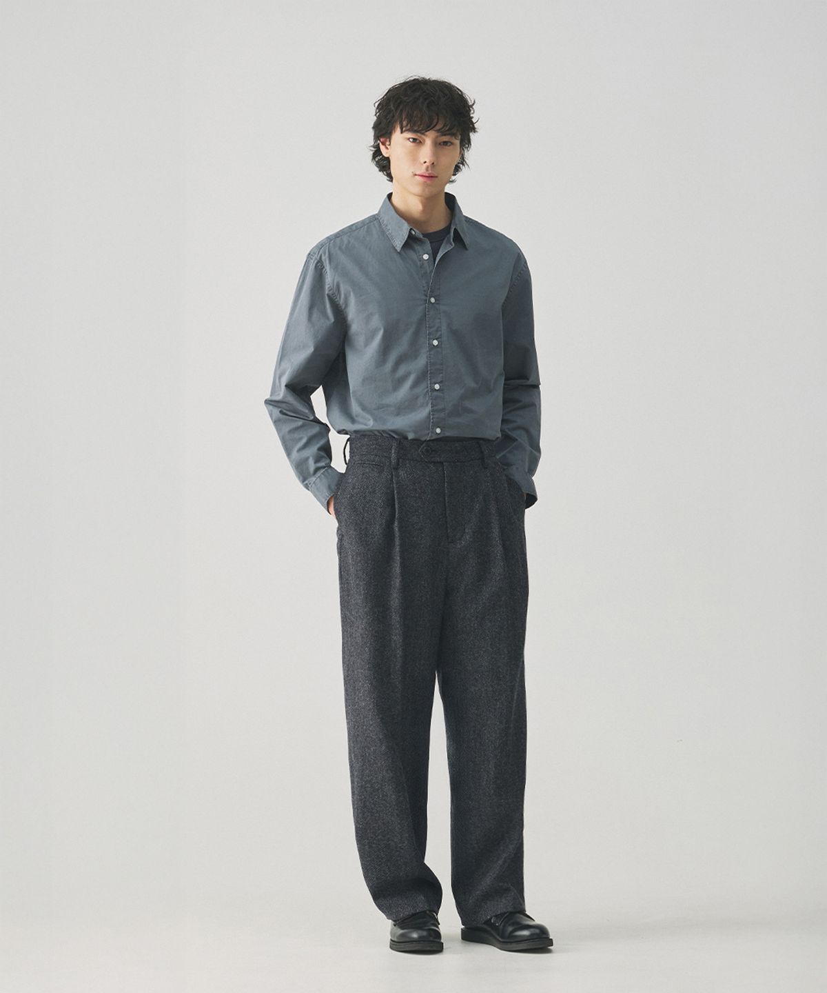 건지 울른스(Guernsey Woollens) [건지울른스X아브라함문] 헤링본 울 클래식 트라우저 - 차콜 네이비