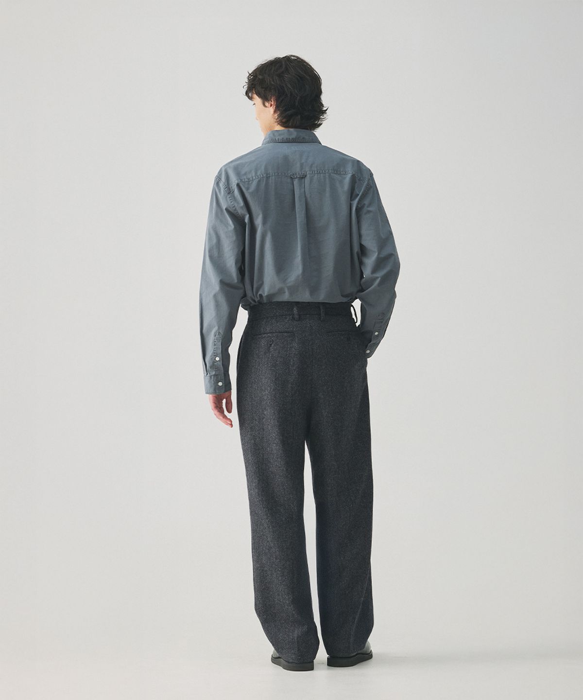 건지 울른스(Guernsey Woollens) [건지울른스X아브라함문] 헤링본 울 클래식 트라우저 - 차콜 네이비