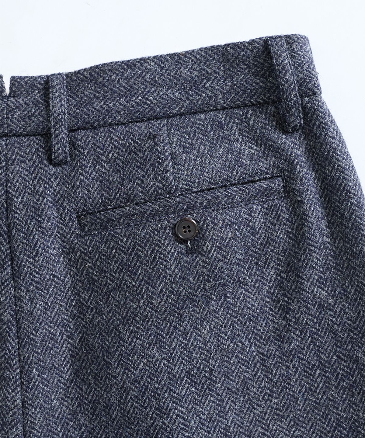 건지 울른스(Guernsey Woollens) [건지울른스X아브라함문] 헤링본 울 클래식 트라우저 - 차콜 네이비