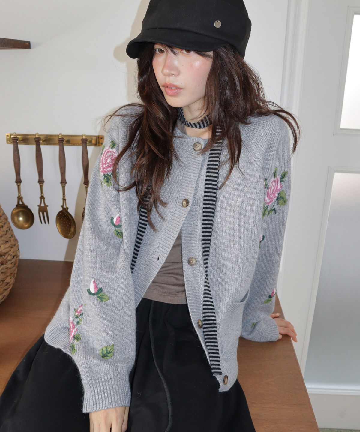론론(RONRON) ROSE POINT ROUND CARDIGAN GREY