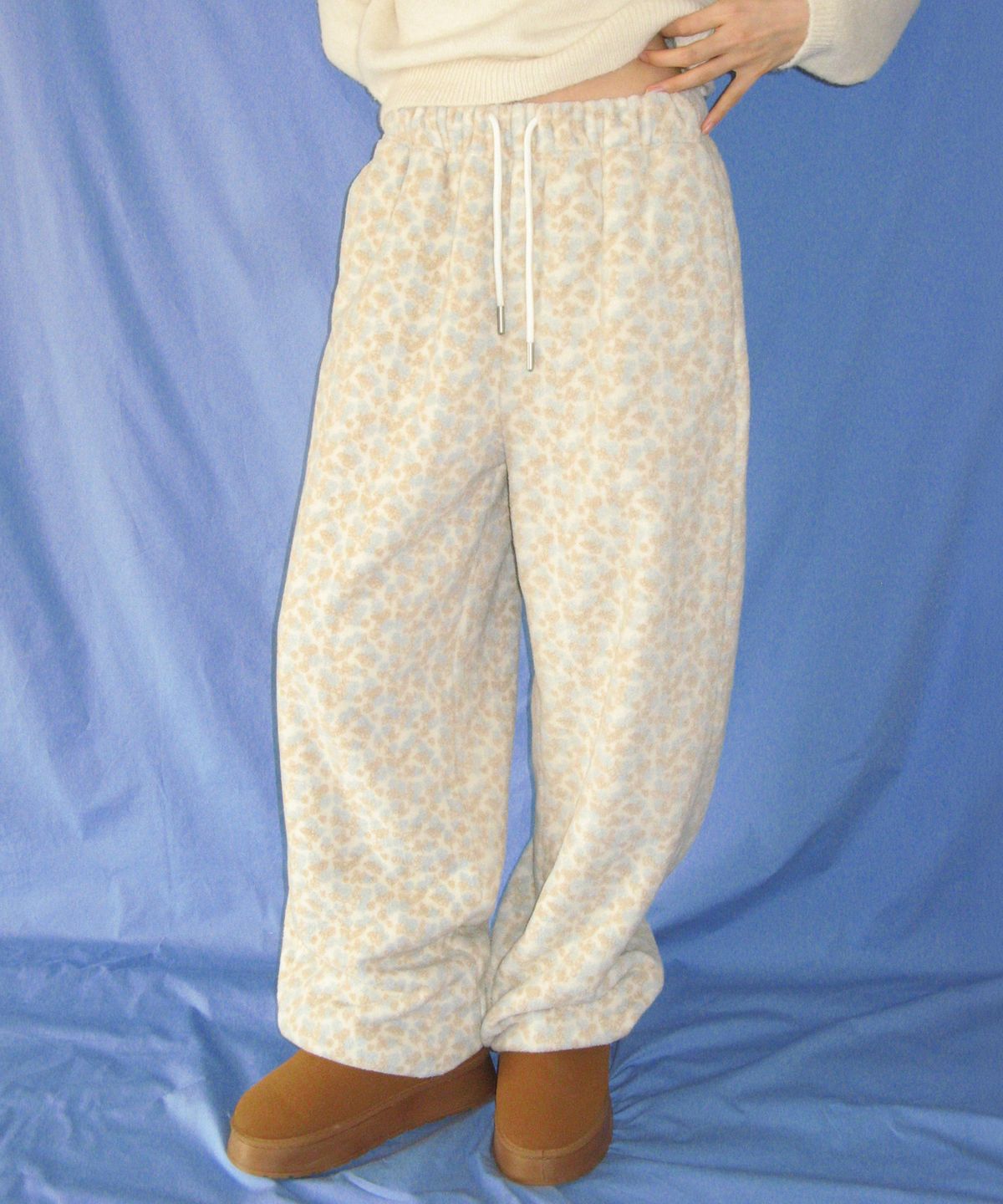 론론(RONRON) FLOWER PATTERN FLEECE PANTS BEIGE