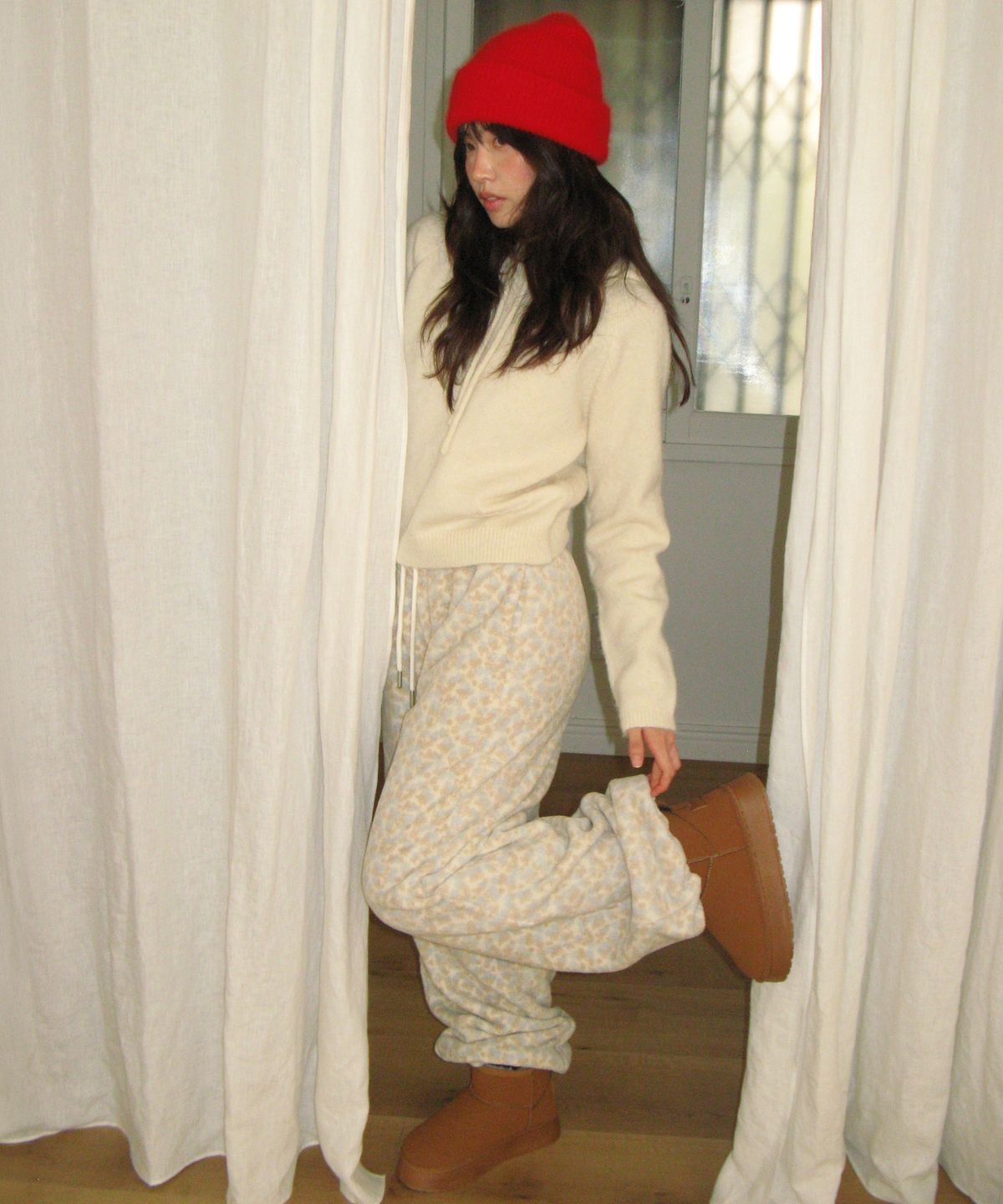 론론(RONRON) FLOWER PATTERN FLEECE PANTS BEIGE