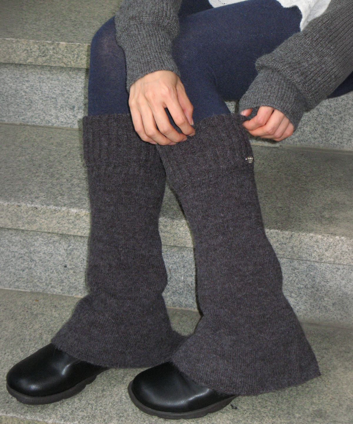 론론(RONRON) FOLDING KNIT LEG WARMERS CHARCOAL