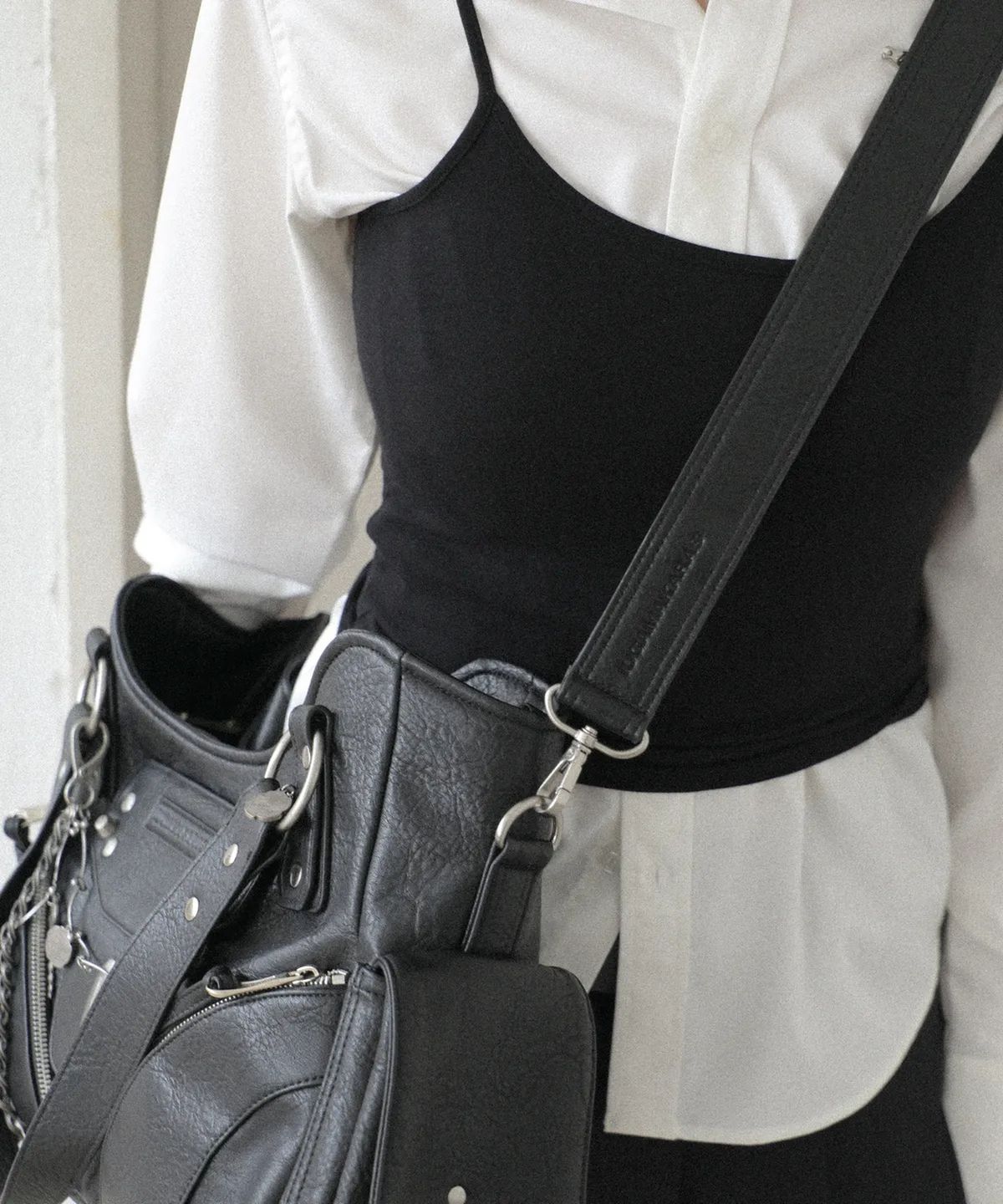 이우가마카라스(IUGAMAKARAS) Studded Leather Shoulder Bag (Black) - Strap