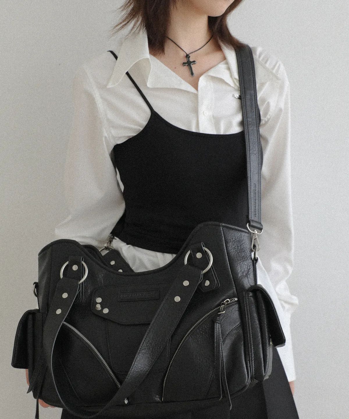 이우가마카라스(IUGAMAKARAS) Studded Leather Shoulder Bag (Black) - Strap