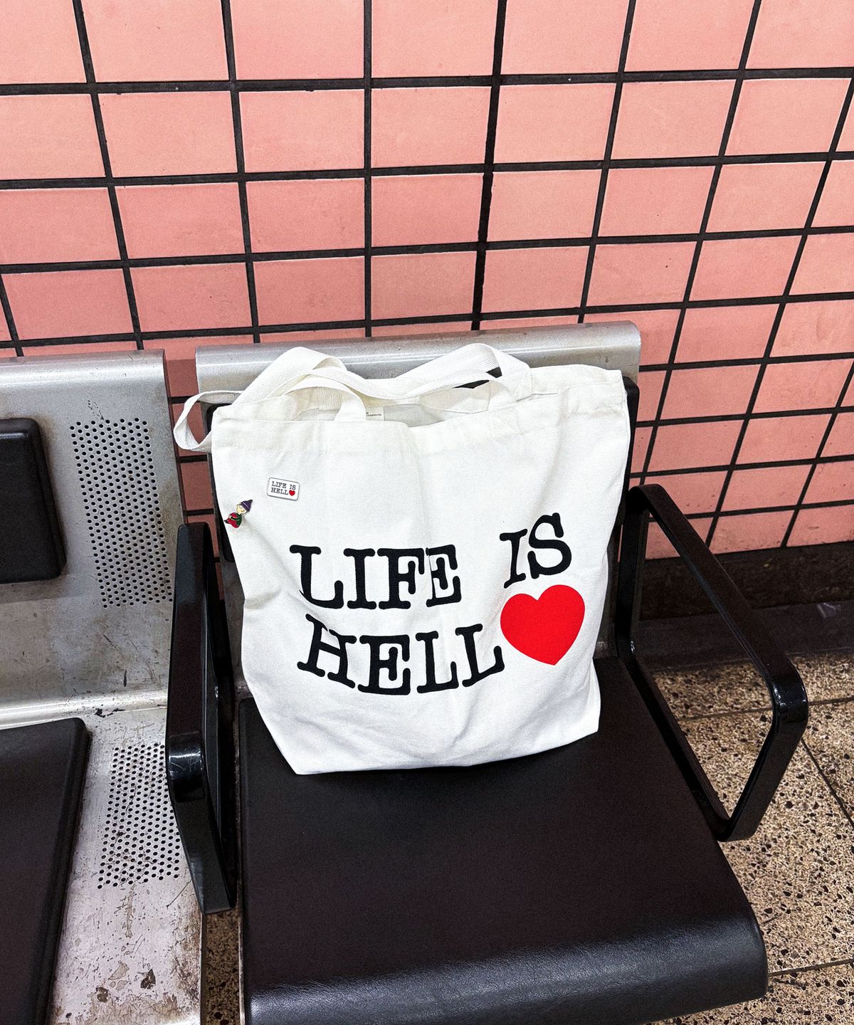 미디엄스(MEDIUMS) LIFE IS HELL Tote Bag - Off White (라이프 이즈 헬 토트백 - 오프 화이트)
