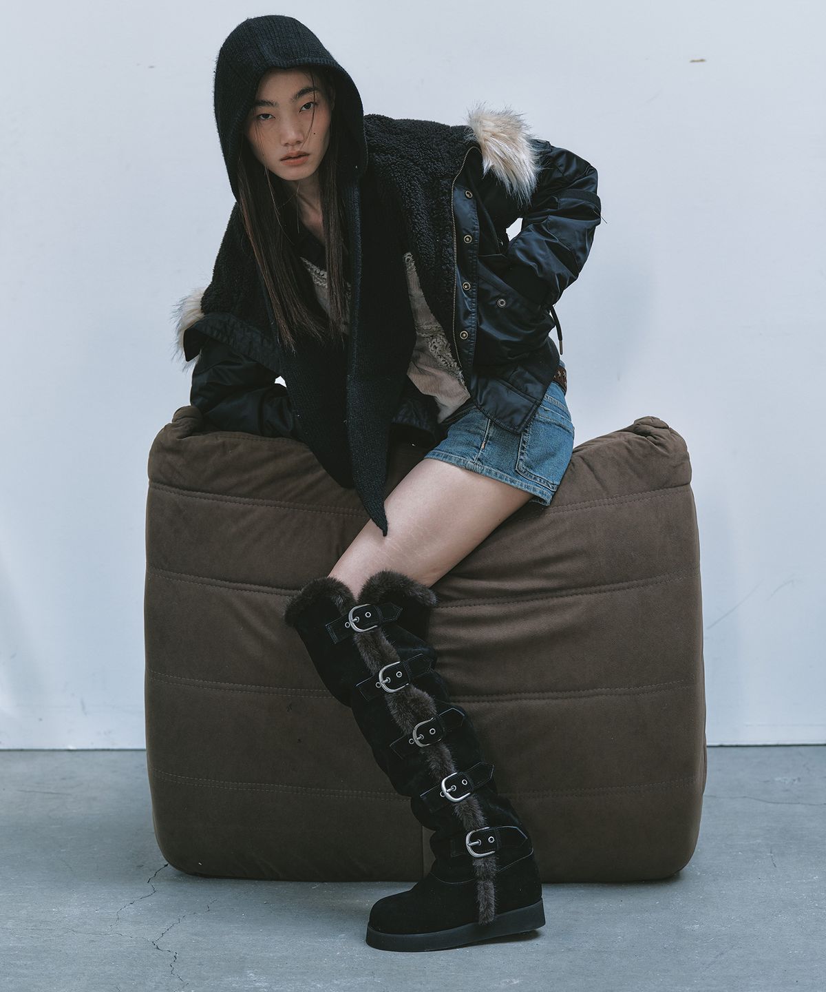 기호(KHIHO) 퍼 트리밍 멀티버클 싸이하이 부츠 블랙