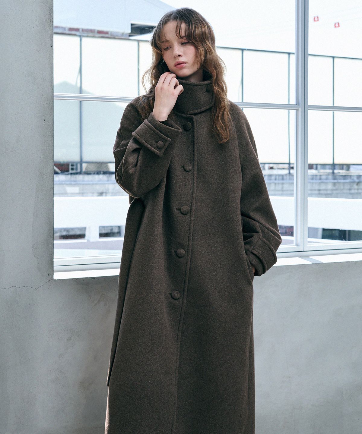 드로우핏 우먼(DRAWFIT WOMEN) 소프트 캐시미어 하이넥 벨티드 롱 코트 [M.BROWN]
