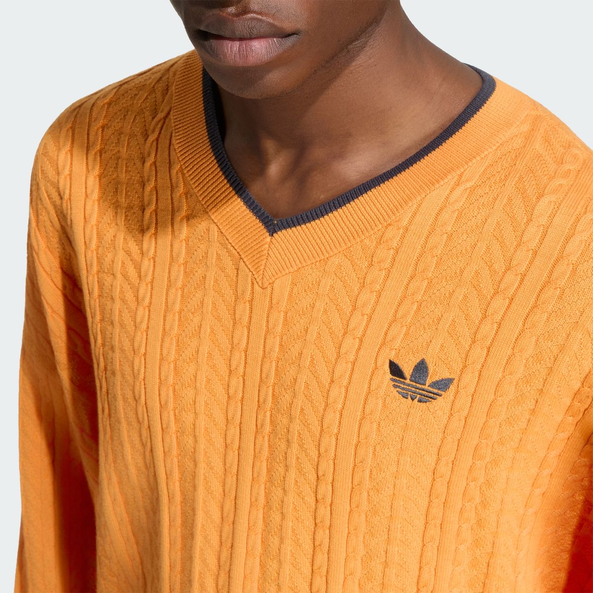 아디다스(ADIDAS) 케이블 니트 브이-넥 스웨터 KR6506
