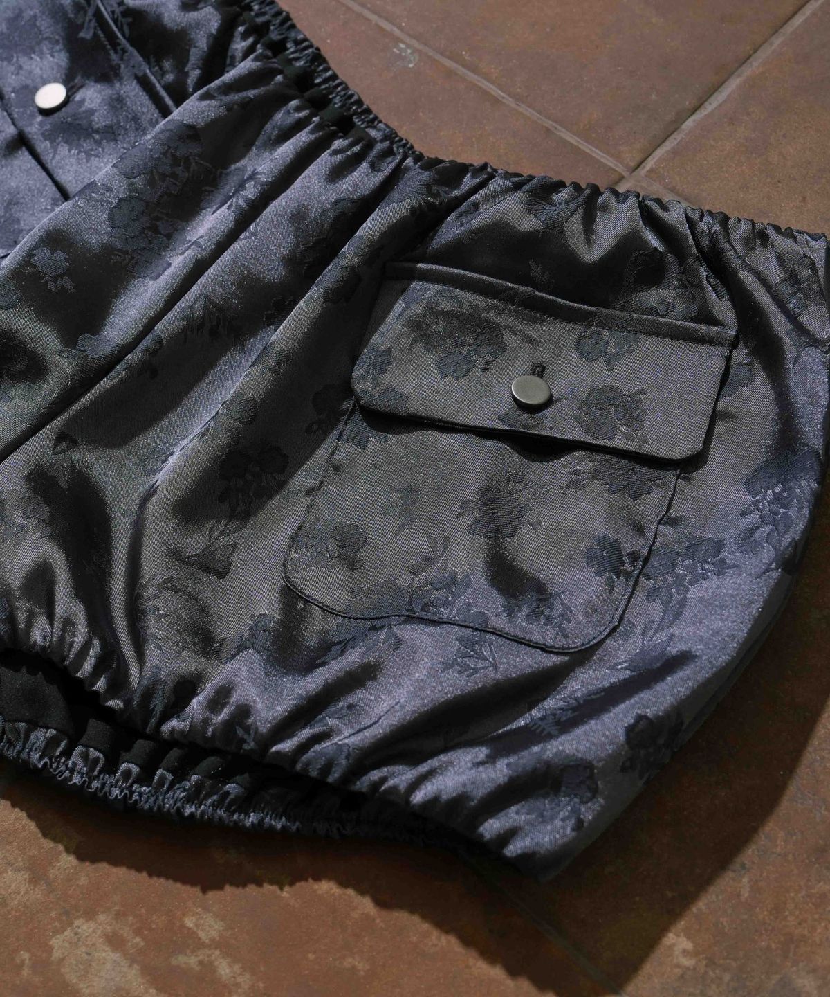 피프트 에일리어스(FIFTHALIAS) Floral satin bloomer shorts Charcoal