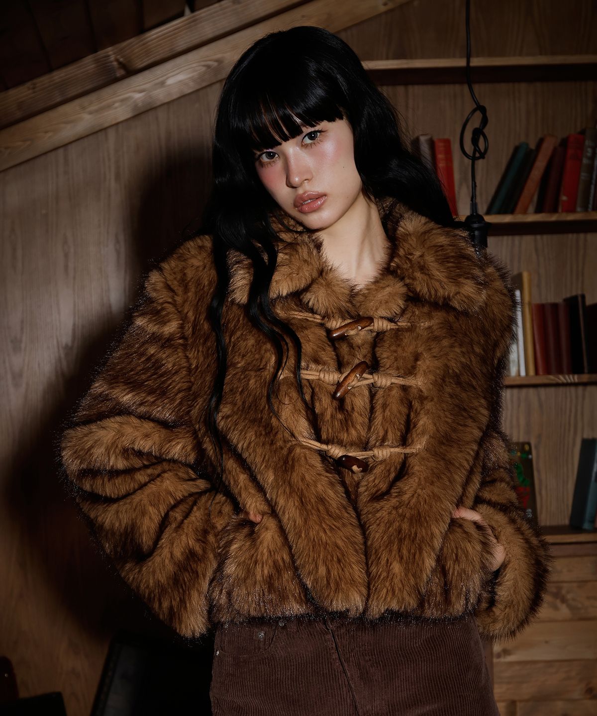 엘엠알(LMR) 플러피 카라 크롭 퍼 자켓 BROWN